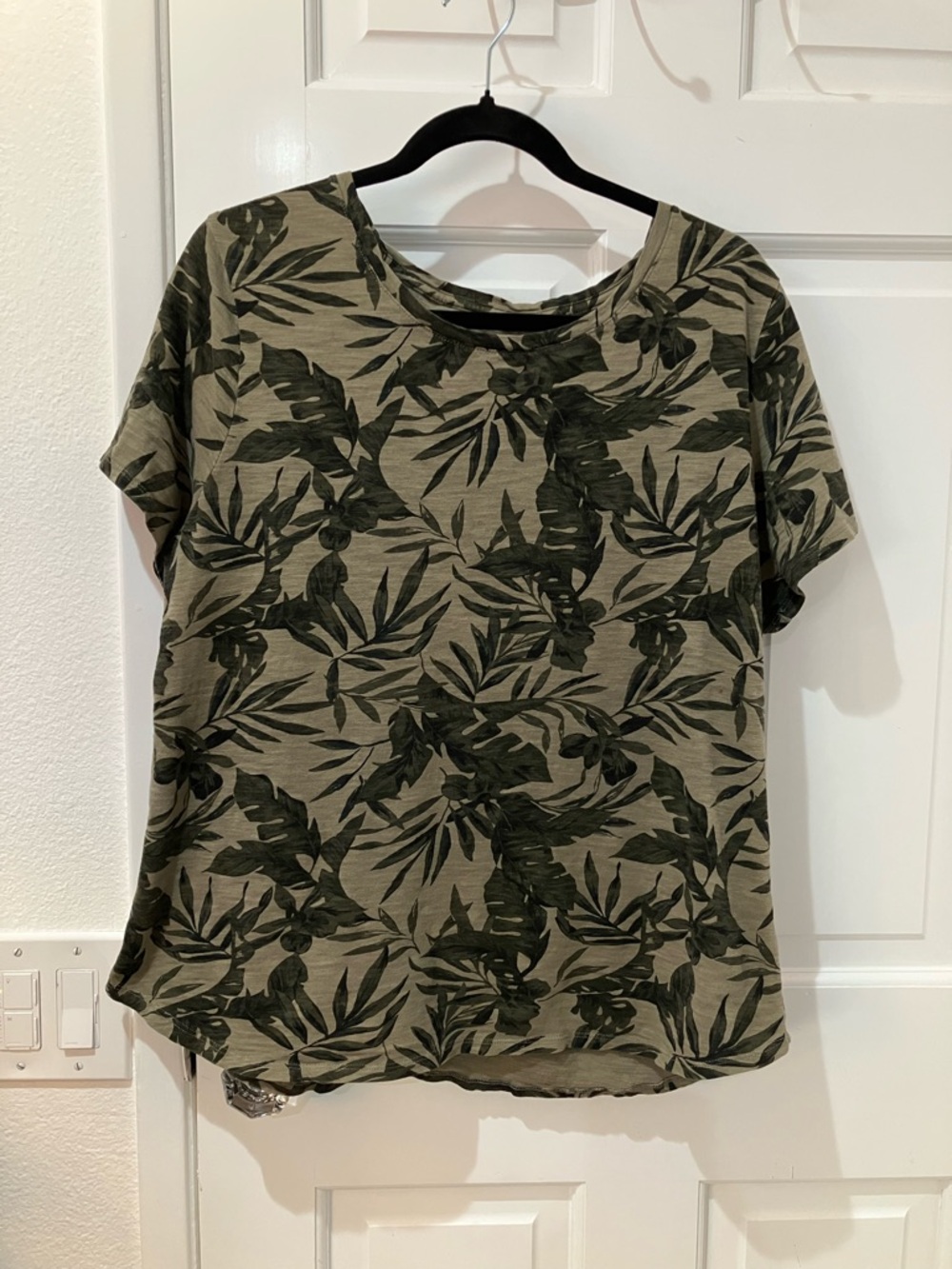 Old Navy Olive Green Leaf-Print Short Sleeve Tee